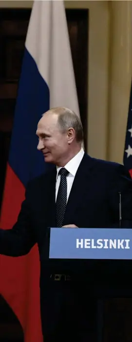  ?? FOTO: LEHTIKUVA / ANTTI AIMO-KOIVISTO ?? ”Bollen är nu på din planhalva.” Vladimir Putin överräckte den officiella VM-bollen till Donald Trump.