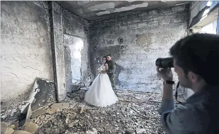  ?? [ Archivbild: AFP/Joseph Eid ] ?? Syrische Hochzeit zwischen Trümmern.