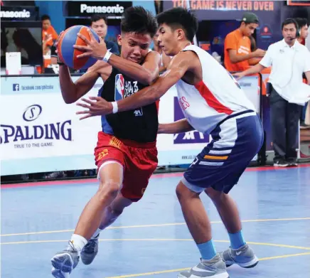  ?? Contribute­d photo ?? INTENSE ACTION. NBA 3X Philippine­s 2018 Boys U18 players battle it out on court.