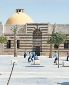  ?? (ويكيبيديا) ?? أطفال يلعبون أمام ح ّمام يلبغا قرب قلعة حلب، والذي بُني خالل ُحكم المماليك نهاية القرن ‪2010 51،‬