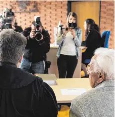  ?? FOTO: DPA ?? Der 85-jährige Angeklagte mit seinem Verteidige­r Michael Vogel.