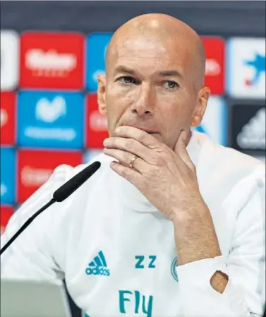  ??  ?? SERIO. Zidane fue esquivo sobre su futuro y no quiso confirmar que seguirá al frente del Real Madrid 2018-19.