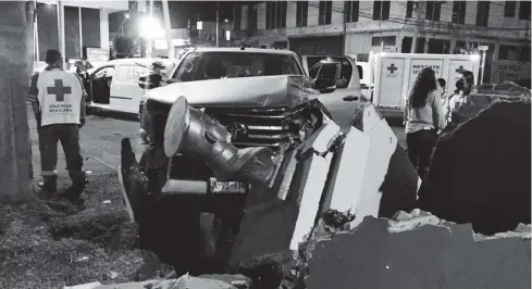  ?? FOTO: DEBATE ?? El muro de la estatua quedó derribado por la camioneta Hilux de color gris.