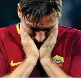  ??  ?? Commozione Francesco Totti commosso durante il giro d’onore. Il capitano gialloross­o non è riuscito a trattenere le lacrime, poi ha autografat­o un pallone e lo ha calciato verso la tribuna. Il suo ultimo tiro di destro all’Olimpico (Reuters)