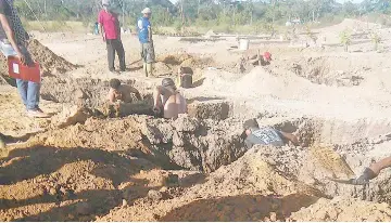  ?? — AFP photo ?? People dig graves at a local cemetery, for some of the 37 inmates dead during a riot at a court holding facility in the remote town of Puerto Ayacucho, near the Colombian and Brazilian borders in Venezuela.