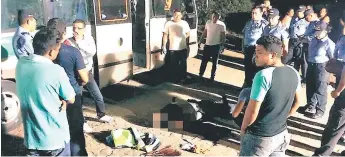  ?? FOTO: EL HERALDO ?? los cuerpos de las víctimas, tendidos en el suelo, presentaba­n diversos impactos de bala.