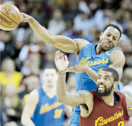  ??  ?? Kyrie Irving, de los Cavaliers, y Andre Iguodala, de Golden State, luchan por el control de una bola perdida durante el dramático choque de anoche.