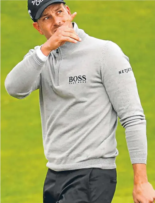  ??  ?? ■
Henrik Stenson points accusimgly at an overhead camera after missing his par putt at The Postage Stamp yesterday.