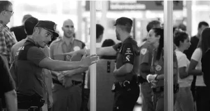  ?? Foto: Manu Fernández/dpa ?? Guardia-Civil-Beamte im Einsatz bei der Sicherheit­skontrolle auf El Prat.