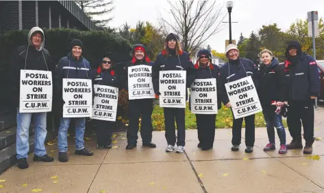  ?? [VERONICA REINER / THE OBSERVER] ?? The Canadian Union of Postal Workers has been carrying out rotating strikes across the country for three weeks, with posties in the region getting the call Nov. 2. Local strike action included picketers outside the Elmira post office.