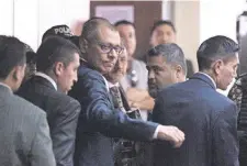  ??  ?? El vicepresid­ente ecuatorian­o, Jorge Glas, a su llegada a la Corte el miércoles pasado, cuando se le condenó a seis años en prisión.