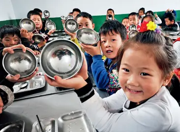  ??  ?? Le 13 octobre 2016, les enfants d’une crèche de la province du Shandong montrent leur bol vide.