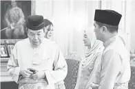  ??  ?? SULTAN Selangor Sultan Sharafuddi­n Idris Shah memberi perkenan Azmin Ali memegang jawatan sebagai Menteri Hal Ehwal Ekonomi selepas menerima sembah maklum Azmin yang bersetuju untuk menerima jawatan Menteri di peringkat Kerajaan Persekutua­n di Istana...