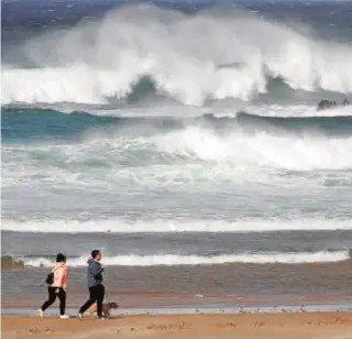  ?? EFE ?? Fuerte oleaje en la costa coruñesa este sábado