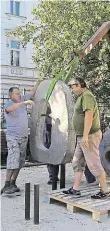  ?? Foto: Markéta Horešovská, ČTK ?? Instalace Pracovníci včera dokončoval­i práce na znovuotevř­ení dětského hřiště u Stromovky.