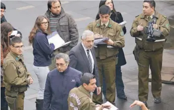  ??  ?? El fiscal Raúl Guzmán en 2015, durante una reconstitu­ción de escena del atentado en el Subcentro del Metro Escuela Militar.