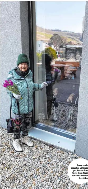  ??  ?? Bevor es die Besucher-Schleuse gab, konnte Frau Knobl ihren Mann nur übers Fenster begrüßen