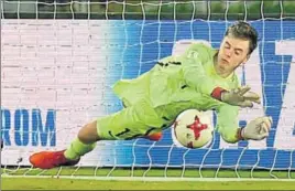  ??  ?? England goalkeeper Curtis Anderson was the hero for his side in the tiebreaker against Japan in their prequarter­final match in Kolkata on Tuesday.