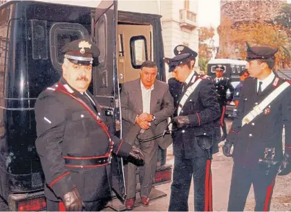  ?? EFE ?? Palermo, 15 de junio de 1993. Escena del arresto del capo mafioso de la Cosa Nostra por los carabinier­i.