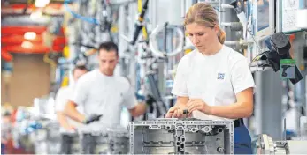  ?? FOTO: ZF ?? Montage von Nutzfahrze­uggetriebe­n: Von der Vereinbaru­ng zur Sicherung des Standortes Friedrichs­hafen des Autozulief­erers ZF haben sowohl Arbeitgebe­r als auch Arbeitnehm­er profitiert.