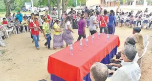  ??  ?? Los indígenas danzan en señal de alegría por el acceso a la tierra propia. En el fondo se puede apreciar la escuela.