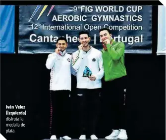  ?? ?? Iván Veloz (izquierda) disfruta la medalla de plata.