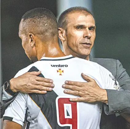  ?? MARCIO MERCANTE ?? Milton Mendes cumpriment­a Luis Fabiano, que terminou o jogo mancando, mas não preocupa para o clássico