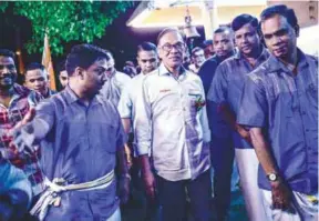  ??  ?? Anwar meeting with Indian voters at Taman Lukut temple in Port Dickson.