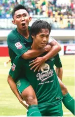  ?? ANGGER BONDAN/JAWA POS ?? BERTAHAN: Selebrasi Rishadi Fauzi dan Rendi Irwan ketika melawan Martapura FC dalam semifinal Liga 2 di Gelora Bandung Lautan Api (25/11).