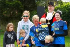  ?? Picture: Chris Culley ?? Thatcham mayor Mark Lillycrop with runners