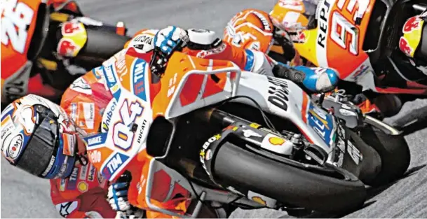  ?? BILD: SN/GEPA/GÜNTER FLÖCK ?? Andrea Dovizioso hat vor dem letzten Lauf noch Chancen auf die WM in der MotoGP. Aber der Favorit heißt Marc Márquez (dahinter).