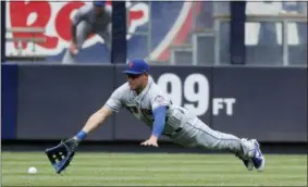  ?? JULIE JACOBSON — THE ASSOCIATED PRESS ?? New York Mets center fielder Matt den Dekker can’t make the catch on an RBI double hit by New York Yankees’ Austin Romine during the fourth inning of a baseball game, Saturday in New York.