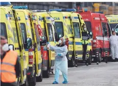  ?? FOTO: ARMANDO FRANCA/AP ?? Portugiesi­sche Rettungskr­äfte warten vor einer Klinik darauf, ihre Corona-Patienten abzugeben.