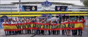  ??  ?? LA GRAN FAMILIA. La popular peña madridista posó ayer frente al estadio.