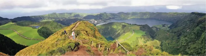  ?? FOTO : MICHAEL JUHRAN ?? Wanderer werden auf den Azoren mit fantastisc­hen Panoramabl­icken belohnt, wie hier auf der Insel São Miguel mit der Caldera Sete Cidades.