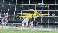  ?? EMILIO MORENATTI THE ASSOCIATED PRESS ?? Inter Milan keeper Samir Handanovic makes a save in a match Wednesday against Barcelona that Barcelona won 2-0.