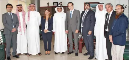  ??  ?? Arab News Editor in Chief Mohammed Fahad Al-Harthi with Western diplomats, Saudi businessme­n and senior staff members at the end of the business dialogue in Jeddah. (AN photos by Salman Marzouki)