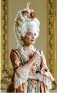  ?? Fotos: dpa ?? Nein, das ist nicht Marie Antoinette, sondern die Musical-Darsteller­in Roberta Valentini, die sich als Marie Antoinette verkleidet hat.