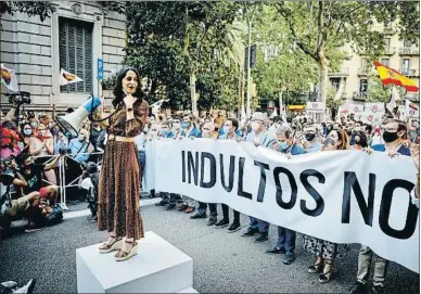  ?? ÀLEX GARCIA ?? Inés Arrimadas es va dirigir als assistents a la concentrac­ió amb un megàfon