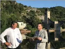  ??  ?? Bruno Cormerais, Meilleur Ouvrier de France boulanger et Norbert Tarayre, chef cuisinier, jury de l’émission La Meilleure boulangeri­e de France© R. Alguacil - Ville de Cahors