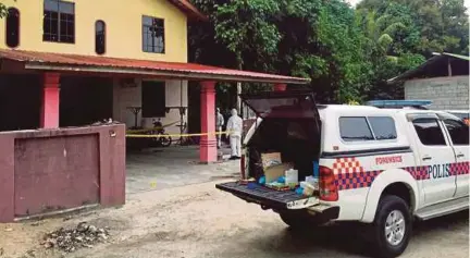  ?? ( Foto Nor Amalina Alias/bh) ?? Anggota polis memeriksa lokasi kejadian seorang wanita Rohingya maut ditikam suaminya di Gaal, Pasir Puteh, Kelantan.