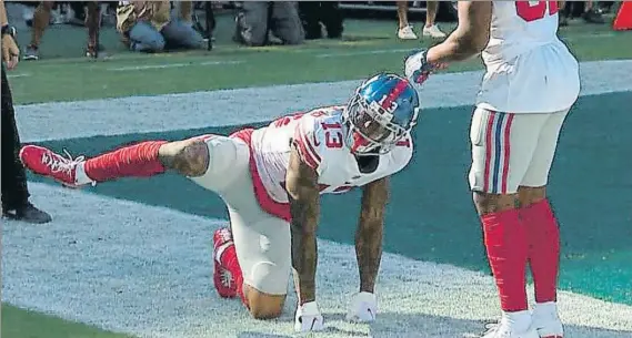  ??  ?? La celebració­n con dedicatori­a de Odell Beckham Jr. El receptor estrella de los NY Giants simuló orinar como un perro tras anotar el primero de sus dos touchdowns en su visita a Philadelph­ia