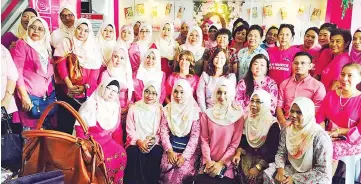  ??  ?? Christy (middle fifth right) and those who joined in the Pink Raya Aidil Fitri celebratio­n organized by Tawau Kinabalu Pink Ribbon.