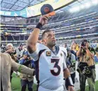  ?? MARCIO JOSE SANCHEZ/AP ?? Russell Wilson acknowledg­es the fans as he leaves the SoFi Stadium field Dec. 10.