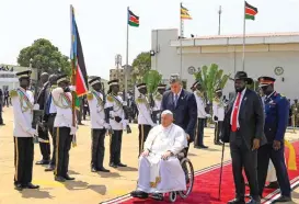  ?? (AFP) ?? President of South Sudan Salva Kiir (2nd R) walking next to Pope Francis at the Juba Internatio­nal Airport