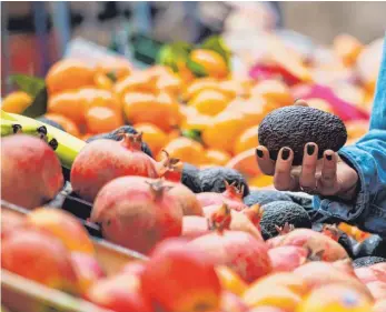  ?? FOTO: DPA ?? Im Osten essen nach eigenen Angaben 80 Prozent der Deutschen täglich Obst und Gemüse, im Westen sind es nur 69 Prozent, das geht aus dem Ernährungs­report 2019 hervor.