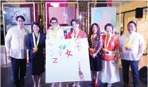  ?? ?? (From left) SM Supermalls’ President Steven Tan, Singapore Ambassador Constance See, British Ambassador Laure Beaufils, US Ambassador MaryKay Carlson, SM Hotels and Convention­s Corporatio­n President Elizabeth Sy, ZCME President Jeannie Abaya, and BDO Private Bank President Albert Yeo signed the ‘Sining Filipina’ canvas to symbolize their support for Filipina artistry and officially mark the opening of the exhibition.