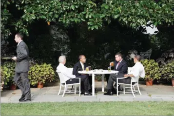  ?? STEPHEN CROWLEY/THE NEW YORK TIMES ?? From right, President Barack Obama, Sergeant James Crowley of the Cambridge Police Department, Harvard professor Henry Louis Gates Jr, and Vice President Joe Biden talk during a ‘beer summit’ in Washington on July 30, 2009.