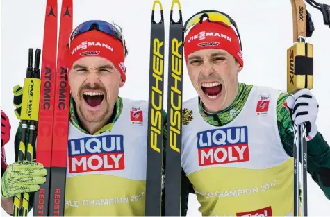  ?? Foto: Ralf Lienert. ?? Die Freude ihrer Zahnärzte: Teamsprint-Weltmeiste­r Fabian Rießle und Eric Frenzel, der bereits Einzel-Gold gewonnen hat.