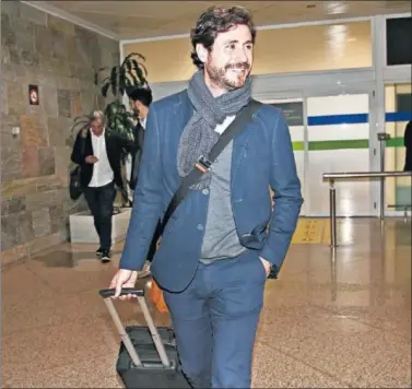  ??  ?? DE NUEVO EN A CORUÑA. Víctor, sonriente a su llegada al aeropuerto de Alvedro ayer por la tarde.